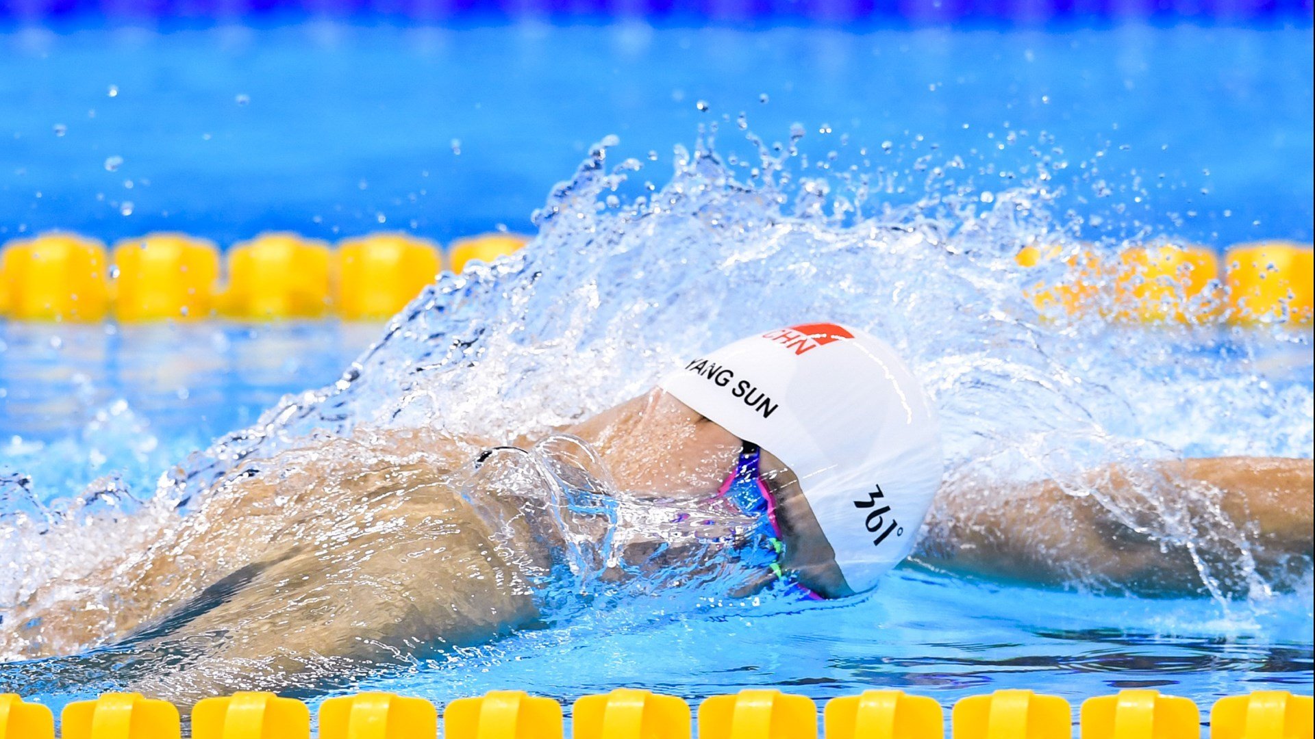 中国泳坛新星打破1500米自由泳世界纪录,创造历史性时刻